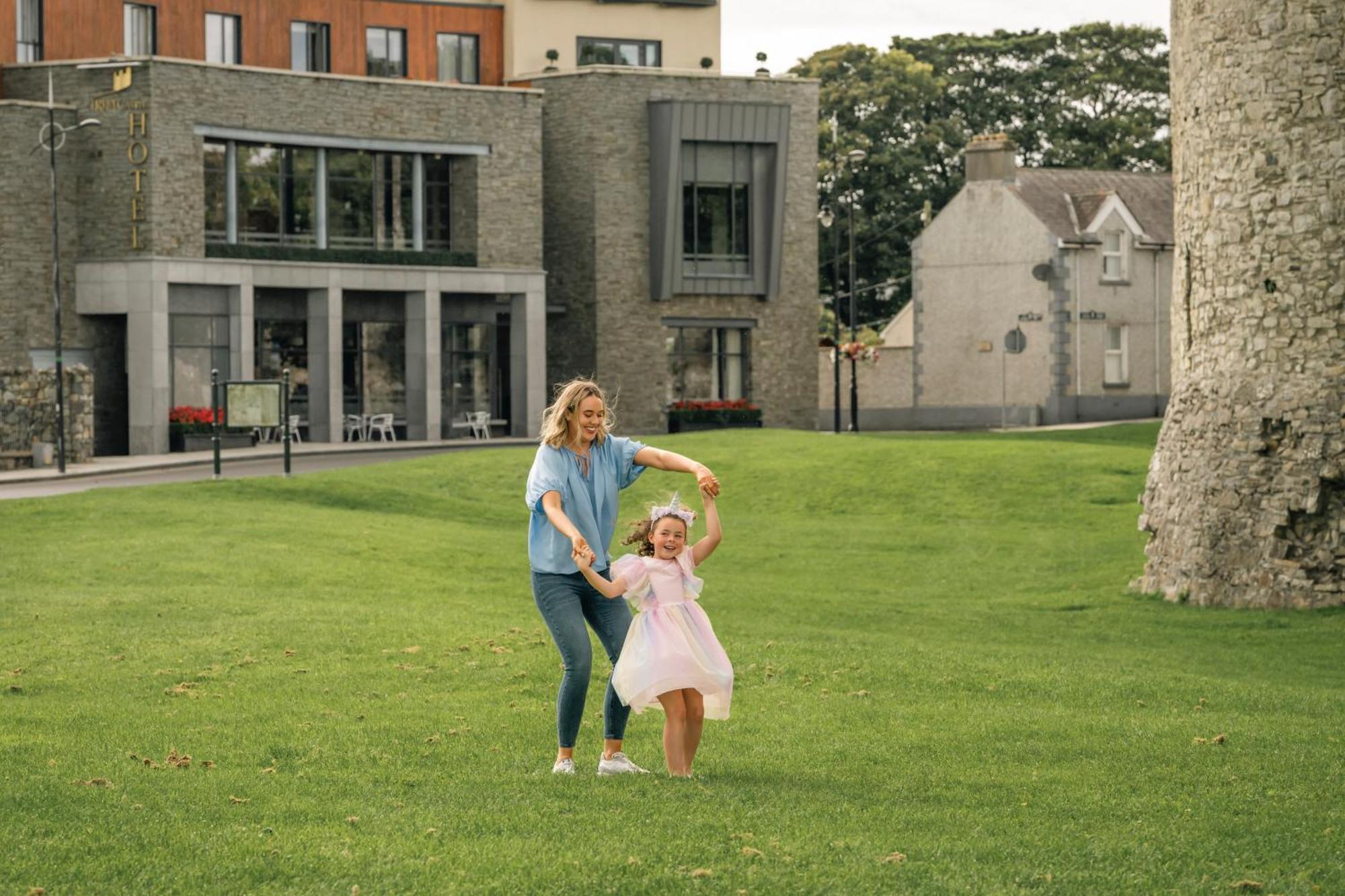 Trim Castle Hotel Екстериор снимка